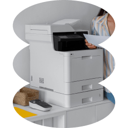 Drukarka w miejscu pracy, obok kobieta