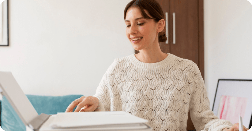 Uśmiechnięta klientka officeprint przy drukarce