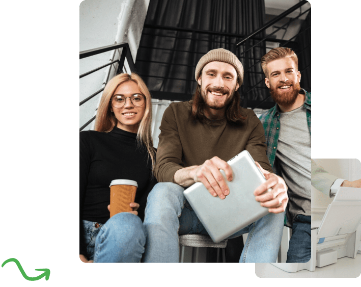 Trzech uśmiechniętych znajomych z drukarką w dolnym rogu z zielonym elementem