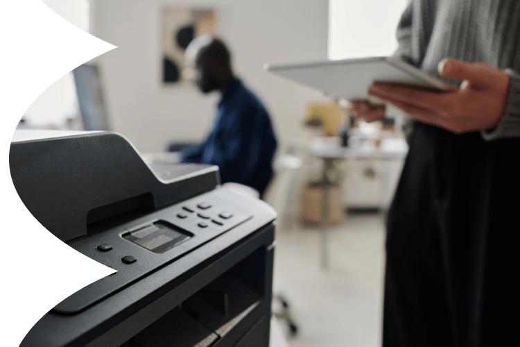 Drukarka oraz dwie osoby w tle