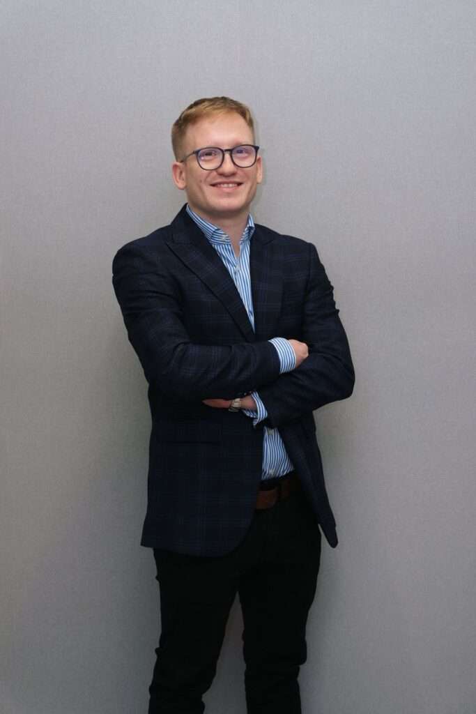 Uśmiechnięty Specjalista ds. Obsługi Klienta OfficePrint