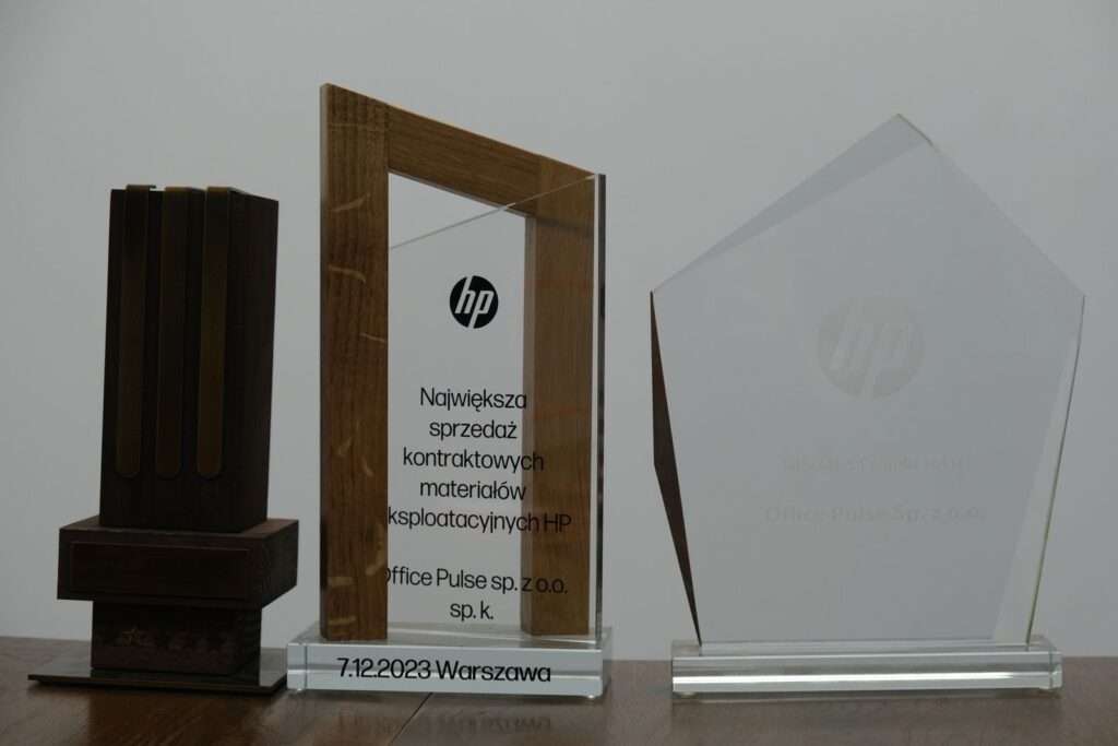 Zdjęcie statuetki wręczonych przez HP dla Office Pulse, za największą sprzedaż