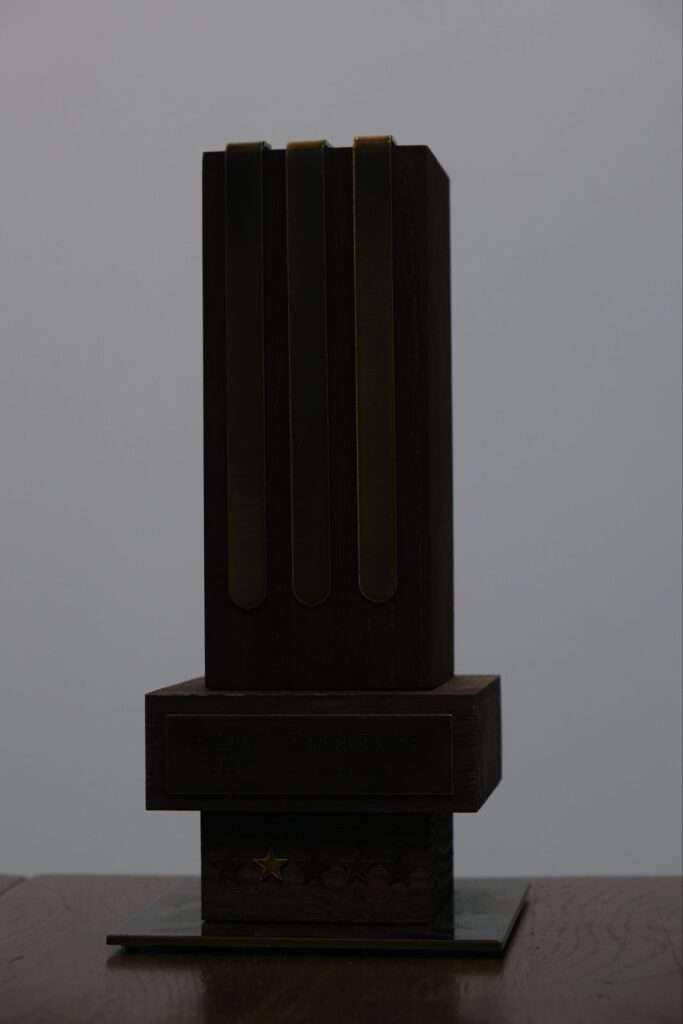 Zdjęcie statuetki wręczonych przez HP dla Office Pulse, za największą sprzedaż