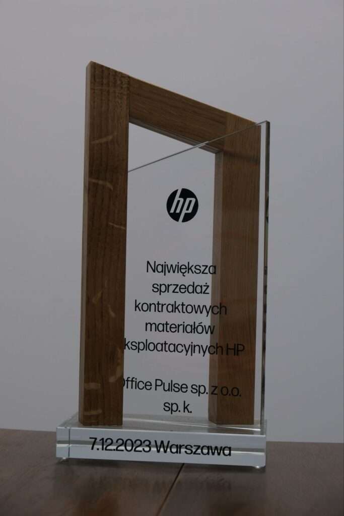 Zdjęcie statuetki wręczonych przez HP dla Office Pulse, za największą sprzedaż