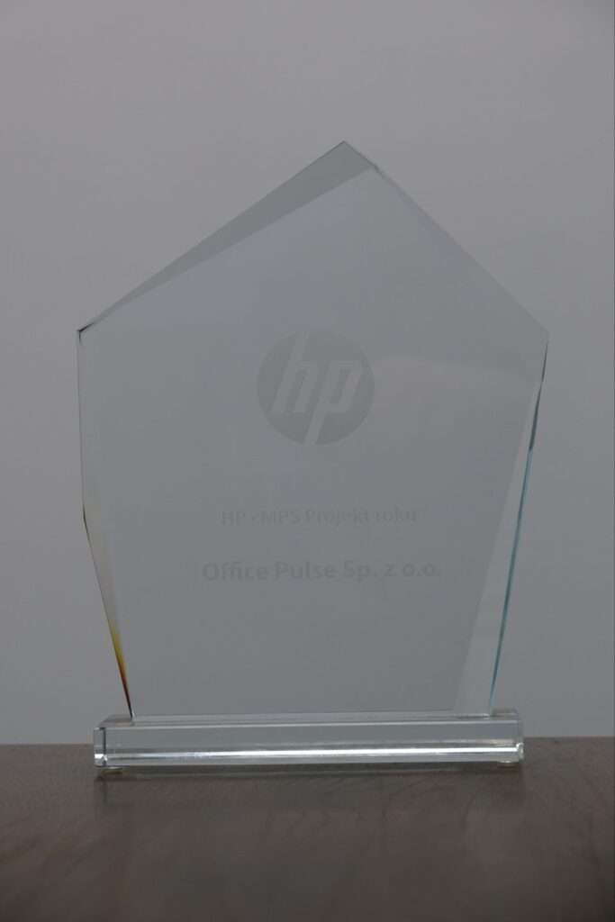 Trzy zdjęcia statuetek wręczonych przez HP dla Office Pulse, za projekt roku