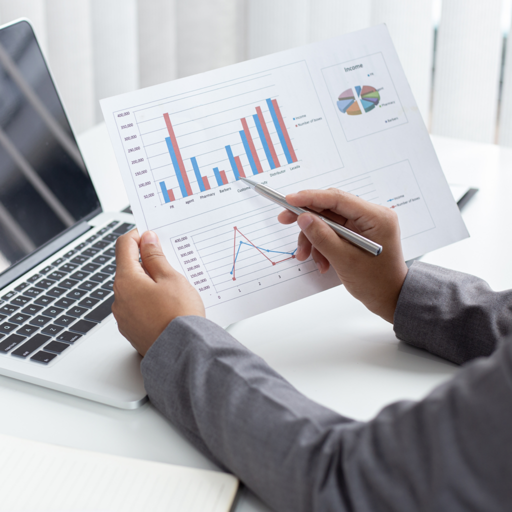 Mężczyzna patrzy na wykresy