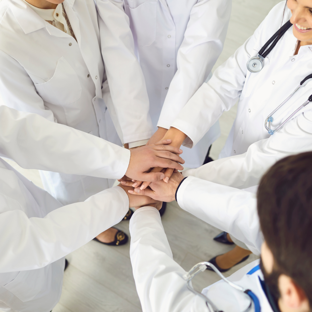 Lekarze podający sobie dłoń