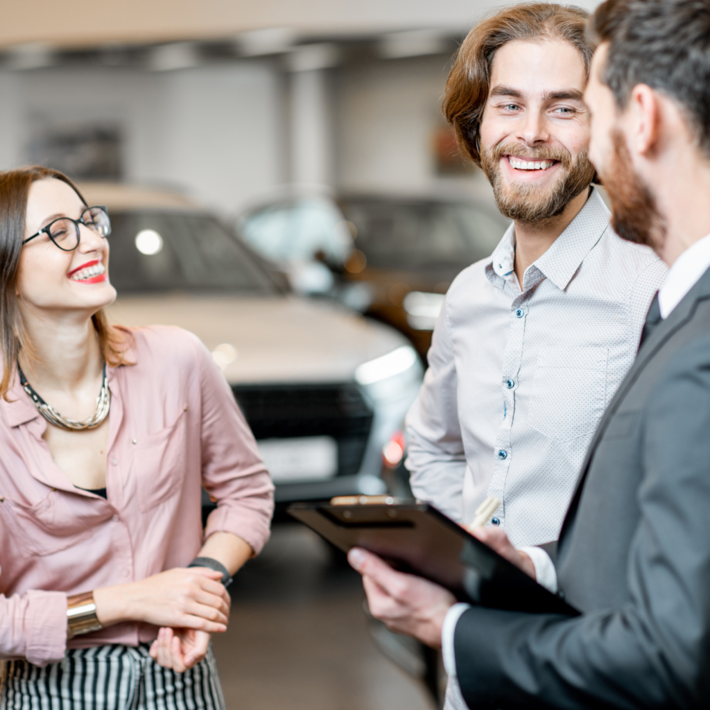 Małżeństwo kupujące samochód